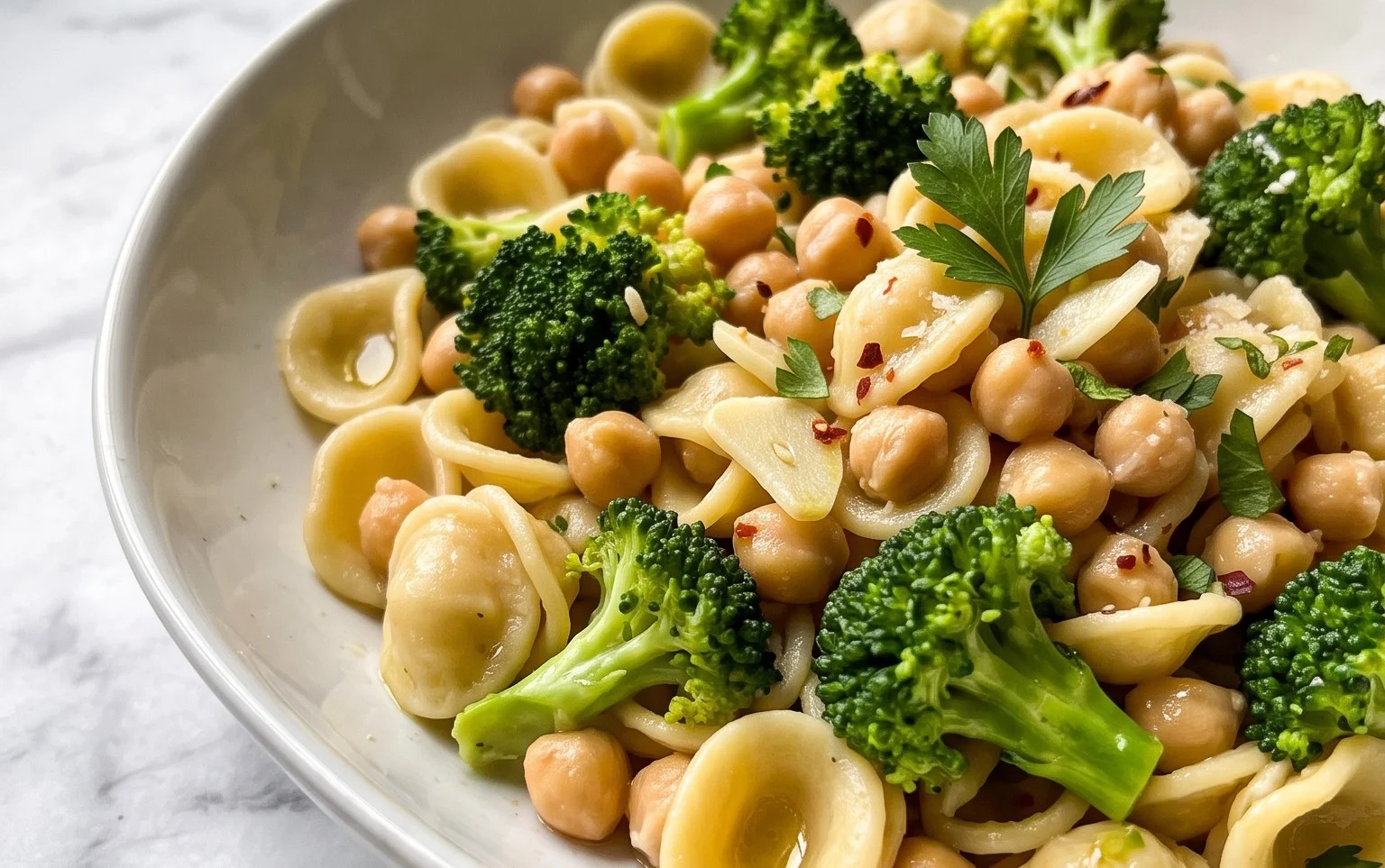 Schnelle Brokkoli Kichererbsen Pasta: Gesundes Abendessen